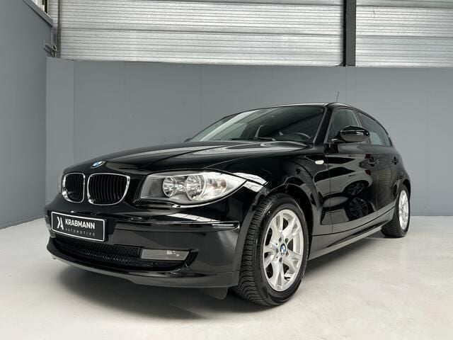 Zwart Gebruikt 2009 BMW 116 Executive Hatchback | € 4.499 (Eerlijke prijs) - Afbeelding 1/4