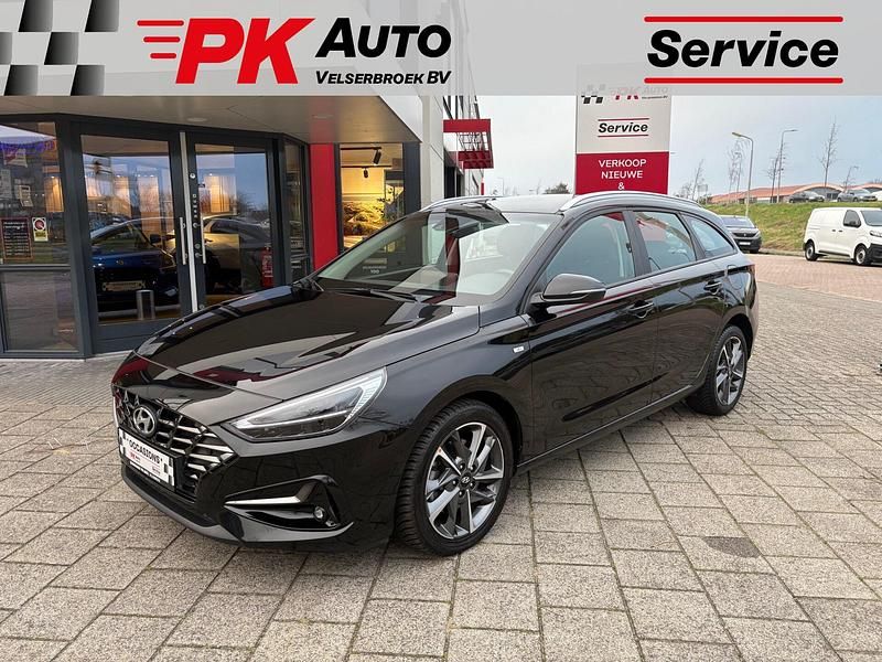 Zwart Occasion 2023 Hyundai i30 Comfort Stationwagen | € 21.945 (Eerlijke prijs) - Afbeelding 1/4