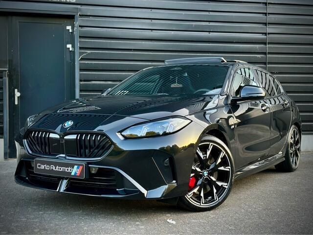 Zwart / black sapphire metallic (475) Gebruikt 2024 BMW 120 M Sport Hatchback | € 43.950 (Eerlijke prijs) - Afbeelding 1/4