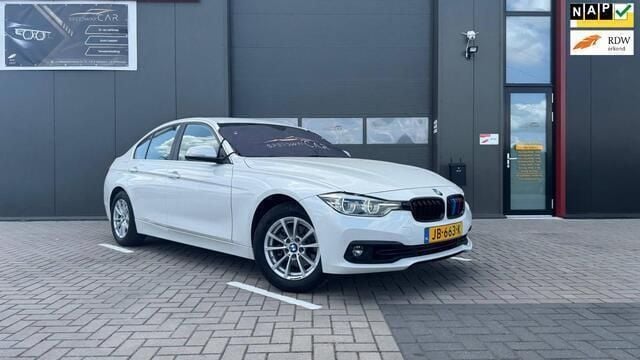 Wit Gebruikt 2016 BMW 318 Comfort Edition Sedan | € 15.299 (Eerlijke prijs) - Afbeelding 1/4