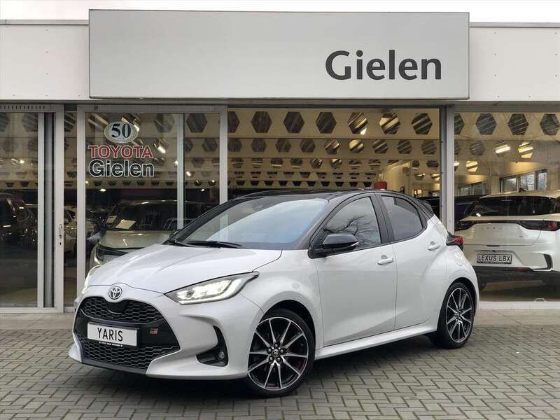 Grijs, metallic lak Gebruikt 2022 Toyota Yaris Hybrid Sport Hatchback | € 26.900 (Eerlijke prijs) - Afbeelding 1/3