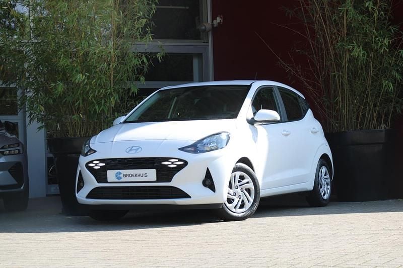 Wit Gebruikt 2023 Hyundai i10 Comfort Hatchback | € 14.395 (Goede deal) - Afbeelding 1/4
