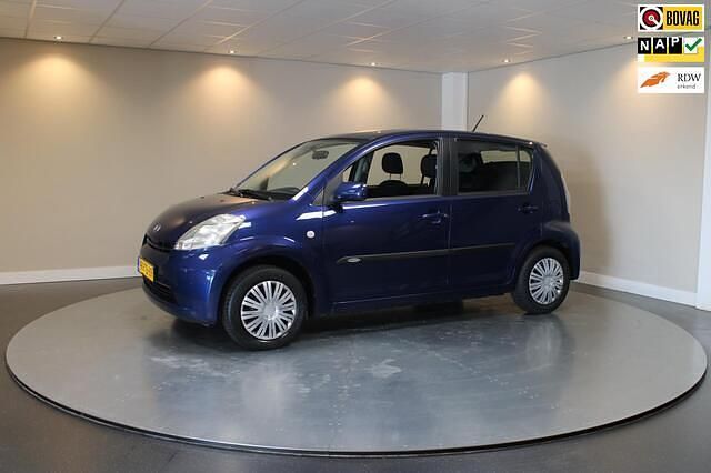 Blauw Gebruikt 2007 Daihatsu Sirion Hatchback | € 2.740 (Eerlijke prijs) - Afbeelding 1/4