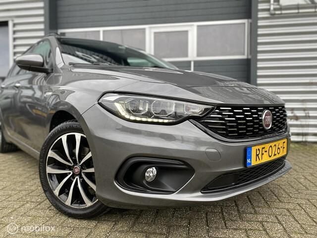 Grijs (metallic) Gebruikt 2017 Fiat Tipo Business Hatchback | € 8.250 (Eerlijke prijs) - Afbeelding 1/3