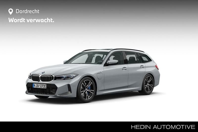 Grijs Gebruikt 2025 BMW 330e M Sport Stationwagen | € 51.895 (Super prijs) - Afbeelding 1/4
