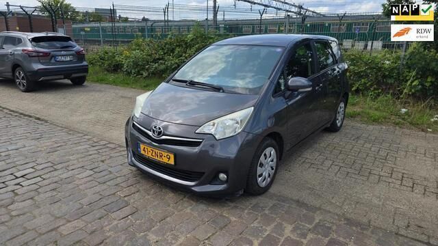 Grijs, metallic lak Gebruikt 2013 Toyota Verso-S MPV | € 7.000 (Duur) - Afbeelding 1/4