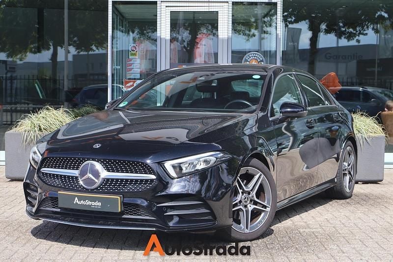 Zwart Gebruikt 2020 Mercedes A180 AMG line Sedan | € 24.500 (Goede deal) - Afbeelding 1/4