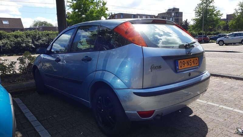 Grijs Gebruikt 2004 Ford Focus Trend Hatchback | € 1.499 (Goede deal) - Afbeelding 1/4