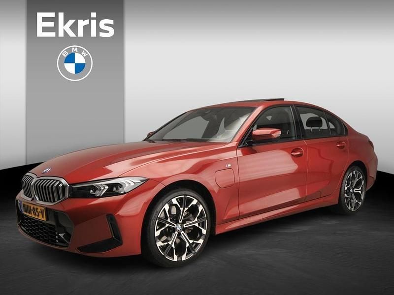 Rood Occasion 2025 BMW 330e M Sport Sedan | € 47.900 (Goede deal) - Afbeelding 1/4