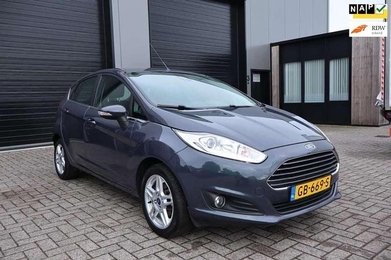 Grijs, metallic lak Occasion 2015 Ford Fiesta Titanium Hatchback | € 6.750 (Goede deal) - Afbeelding 1/4