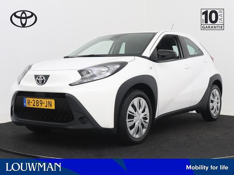Wit Gebruikt 2022 Toyota Aygo Play Hatchback | € 15.450 (Eerlijke prijs) - Afbeelding 1/3