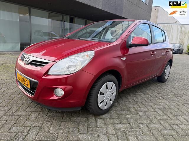 Rood (metallic) Occasion 2009 Hyundai i20 Hatchback | € 2.749 (Goede deal) - Afbeelding 1/4