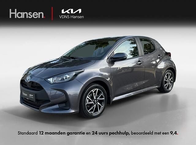 Grijs Gebruikt 2023 Toyota Yaris Active Hatchback | € 22.445 (Eerlijke prijs) - Afbeelding 1/4