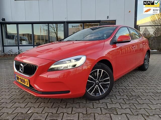 Rood Occasion 2017 Volvo V40 Hatchback | € 12.950 (Super prijs) - Afbeelding 1/4