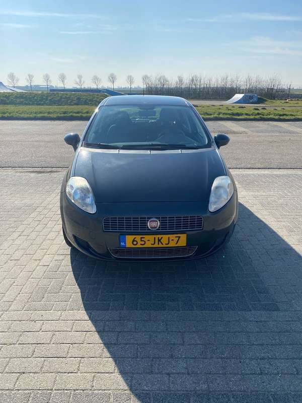 Grijs Gebruikt 2009 Fiat Punto Lusso Hatchback | € 3.300 (Eerlijke prijs) - Afbeelding 1/4