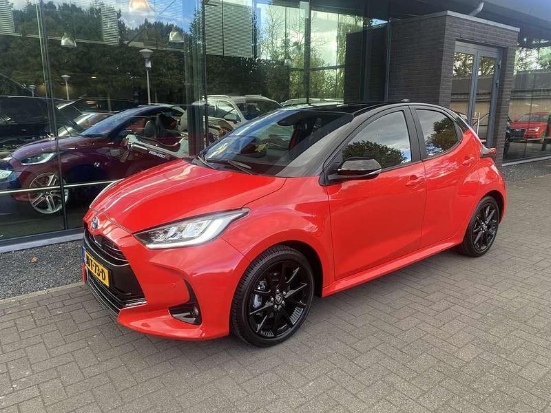 Rood Gebruikt 2023 Toyota Yaris Hybrid Executive Hatchback | € 22.800 (Super prijs) - Afbeelding 1/4