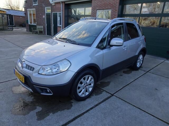 Grijs Gebruikt 2013 Fiat Sedici Emotion SUV | € 4.950 (Iets duurder) - Afbeelding 1/4