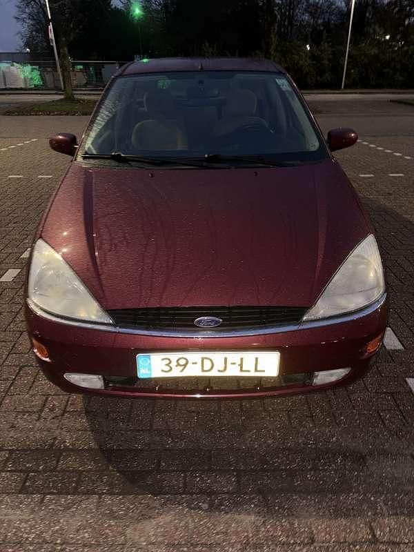 Rood Gebruikt 1999 Ford Focus Ghia Hatchback | € 500 (Goede deal) - Afbeelding 1/4