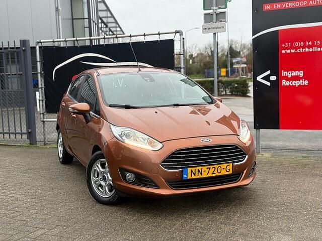 Bruin (metallic) Gebruikt 2017 Ford Fiesta Titanium Hatchback | € 5.250 (Eerlijke prijs) - Afbeelding 1/4