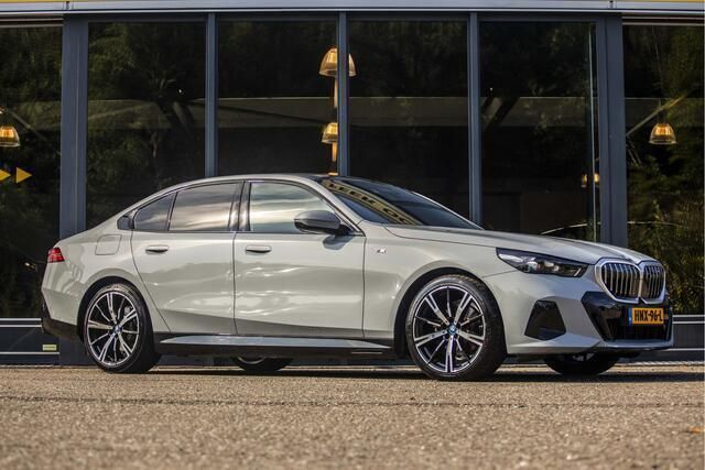 Grijs Gebruikt 2024 BMW 530e M Sport Sedan | € 64.950 - Afbeelding 1/4