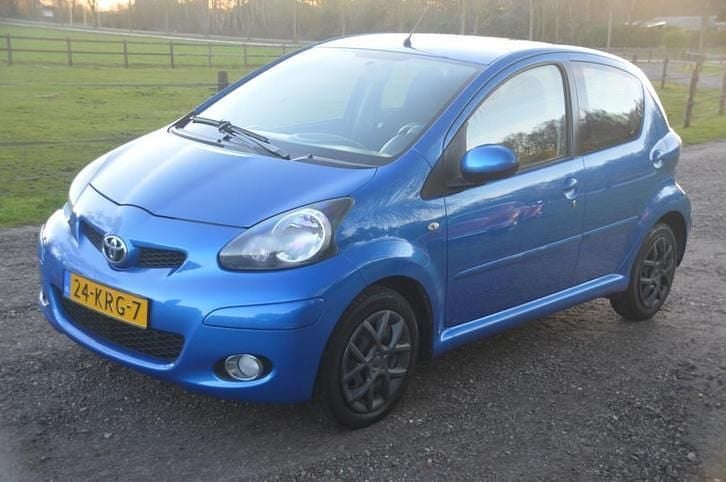 Occasion Toyota Aygo 68 PK (50 kW) 2010 Blauw (metallic) Hatchback
