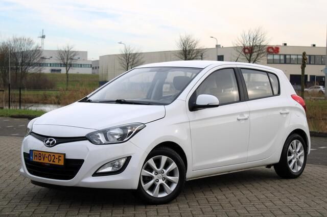 Wit Gebruikt 2013 Hyundai i20 Hatchback | € 5.999 (Eerlijke prijs) - Afbeelding 1/4