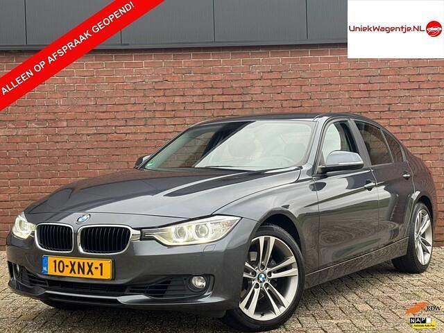Grijs Gebruikt 2012 BMW 320 Executive Sedan | € 13.995 (Eerlijke prijs) - Afbeelding 1/4