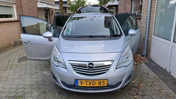Grijs Gebruikt 2013 Opel Meriva Cosmo MPV | € 6.599 (Eerlijke prijs) - Afbeelding 1/2