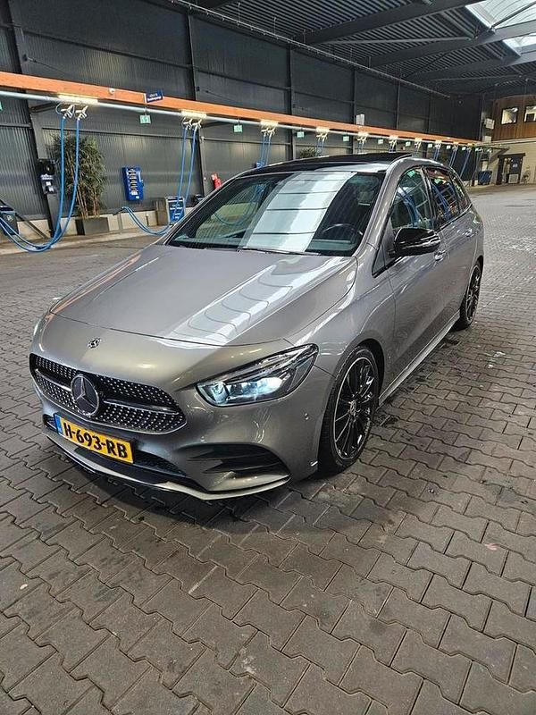Gebruikt 2020 Mercedes B220 AMG line MPV | € 31.900 - Afbeelding 1/4