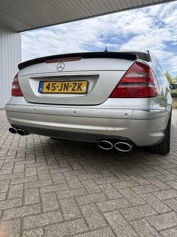 Grijs Gebruikt 2002 Mercedes E500 AMG Sedan | € 5.500 (Goede deal) - Afbeelding 1/4