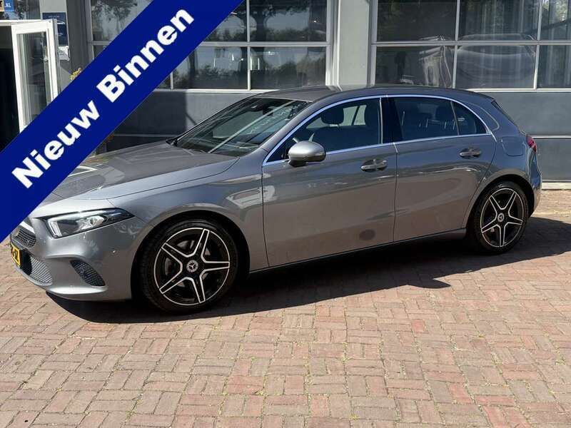 Grijs, metallic lak Gebruikt 2019 Mercedes A200 Premium Plus Hatchback | € 27.950 (Eerlijke prijs) - Afbeelding 1/4