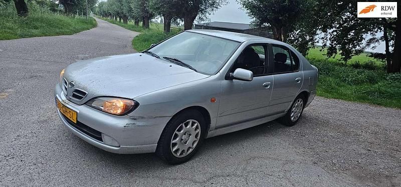 Grijs Gebruikt 2000 Nissan Primera Hatchback | € 1.999 - Afbeelding 1/4