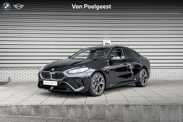 Saphirschwarz metallic (zwart metallic) Gebruikt 2025 BMW 220 Comfort Edition Coupé | € 45.900 (Goede deal) - Afbeelding 1/4