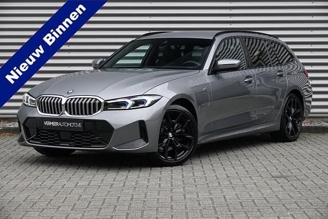 Grijs Gebruikt 2025 BMW 330 M Sport Stationwagen | € 49.900 (Eerlijke prijs) - Afbeelding 1/4