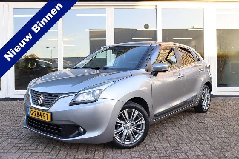 Grijs (metallic) Gebruikt 2016 Suzuki Baleno Hatchback | € 8.950 (Eerlijke prijs) - Afbeelding 1/4