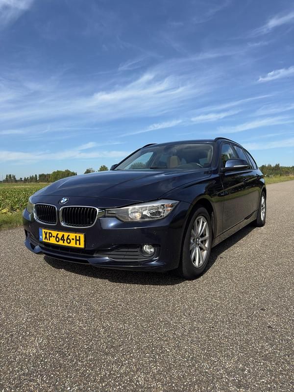 Blauw (metallic) Gebruikt 2014 BMW 320 Efficient Dynamics Stationwagen | € 7.250 (Super prijs) - Afbeelding 1/4