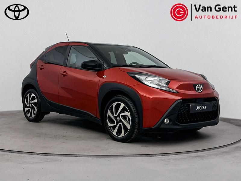 Rood Gebruikt 2024 Toyota Aygo X Pulse SUV | € 22.999 - Afbeelding 1/4