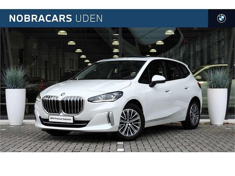 Wit Gebruikt 2025 BMW 220 Active Tourer Luxury Line MPV | € 39.950 (Eerlijke prijs) - Afbeelding 1/4