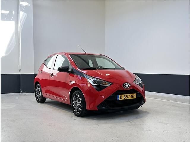 Rood Gebruikt 2021 Toyota Aygo Hatchback | € 9.749 (Goede deal) - Afbeelding 1/4