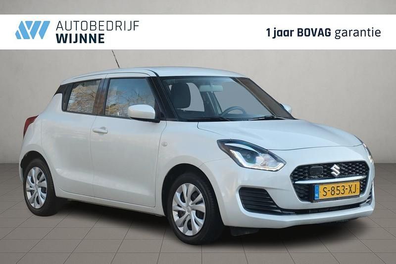 Wit Gebruikt 2023 Suzuki Swift Comfort Hatchback | € 15.950 (Goede deal) - Afbeelding 1/4