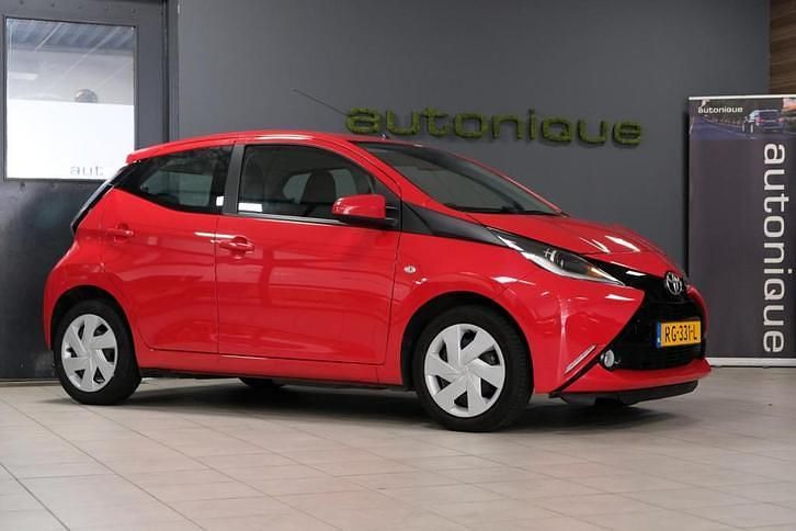 Occasion Toyota Aygo X-play 69 PK (50 kW) 2017 Rood Hatchback
