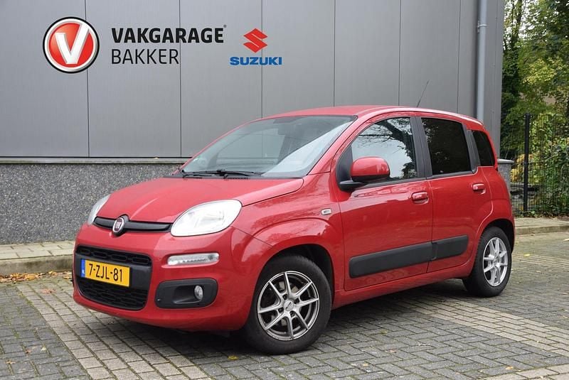 Rood Gebruikt 2015 Fiat Panda Lounge Hatchback | € 6.750 (Eerlijke prijs) - Afbeelding 1/4