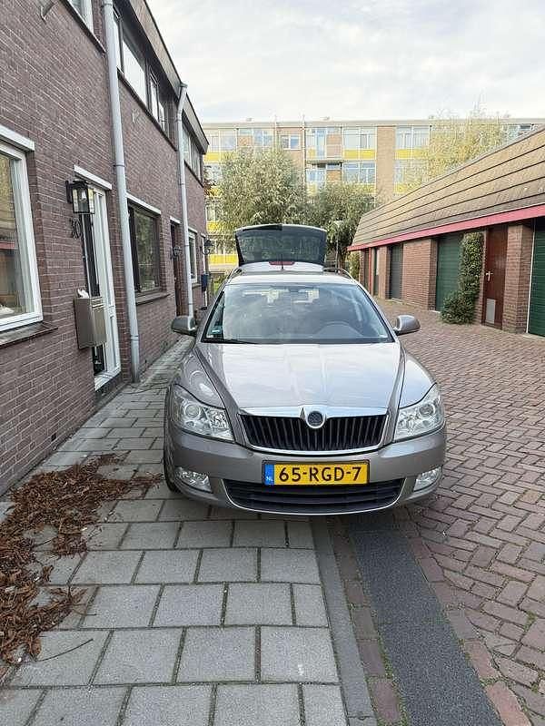 Beige Gebruikt 2011 Skoda Octavia Ambition Stationwagen | € 3.100 (Goede deal) - Afbeelding 1/4