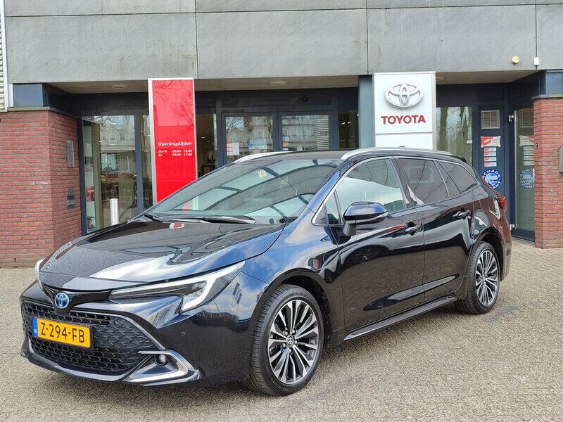 Zwart Gebruikt 2024 Toyota Corolla Hybrid Stationwagen | € 32.999 - Afbeelding 1/4