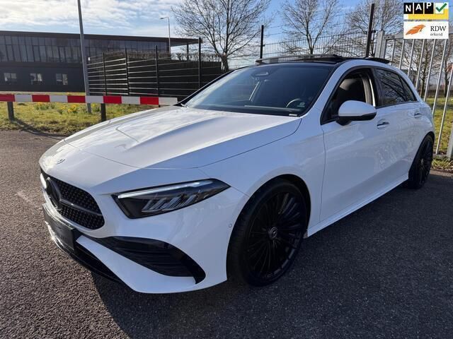 Wit Gebruikt 2023 Mercedes A250 AMG line Hatchback | € 44.900 (Duur) - Afbeelding 1/4
