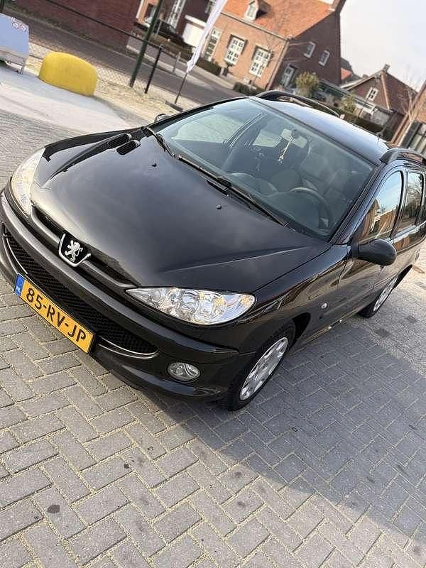 Zwart Occasion 2005 Peugeot 206 Stationwagen | € 1.650 (Eerlijke prijs) - Afbeelding 1/4