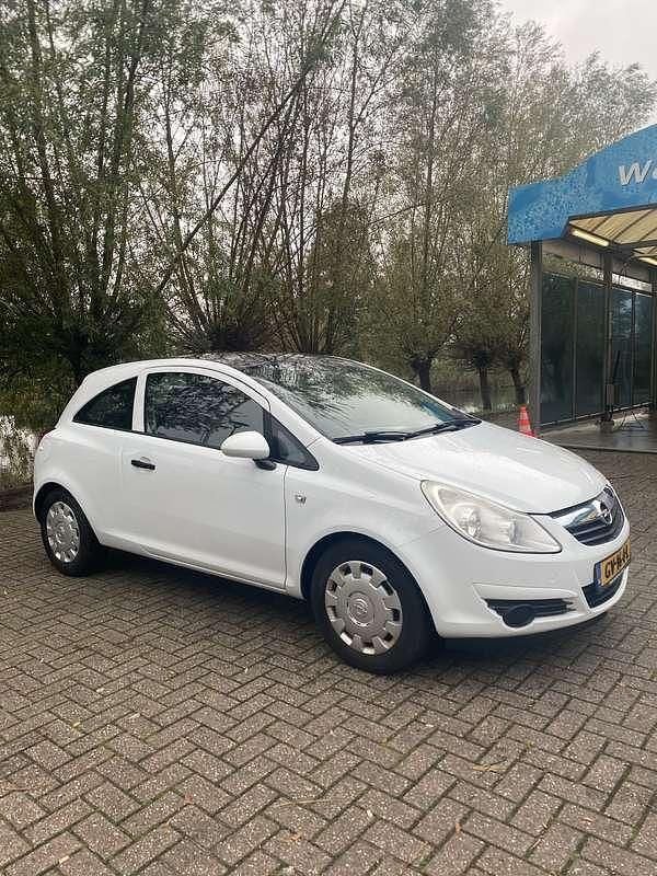 Wit Gebruikt 2009 Opel Corsa Selection MPV | € 1.900 (Goede deal) - Afbeelding 1/4