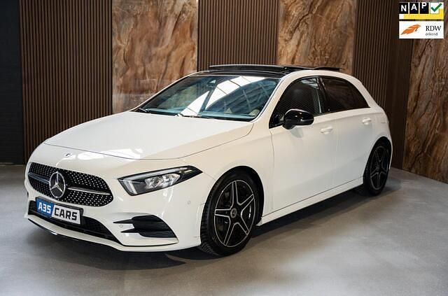 Wit, metallic lak Gebruikt 2018 Mercedes A200 AMG Hatchback | € 25.999 (Iets duurder) - Afbeelding 1/4