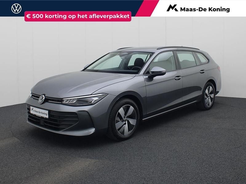 Grijs Gebruikt 2024 VW Passat Stationwagen | € 31.880 (Eerlijke prijs) - Afbeelding 1/4