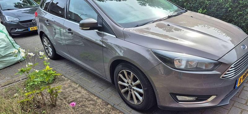 Grijs Gebruikt 2015 Ford Focus Stationwagen | € 3.500 (Goede deal) - Afbeelding 1/4